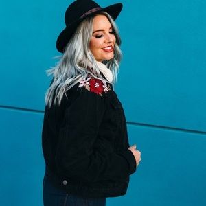 Jackets & Coats - Floral Embroidered Faux Fur Collar Denim Jacket Jackets & Coats - Floral Embroidered Faux Fur Collar Denim Jacket